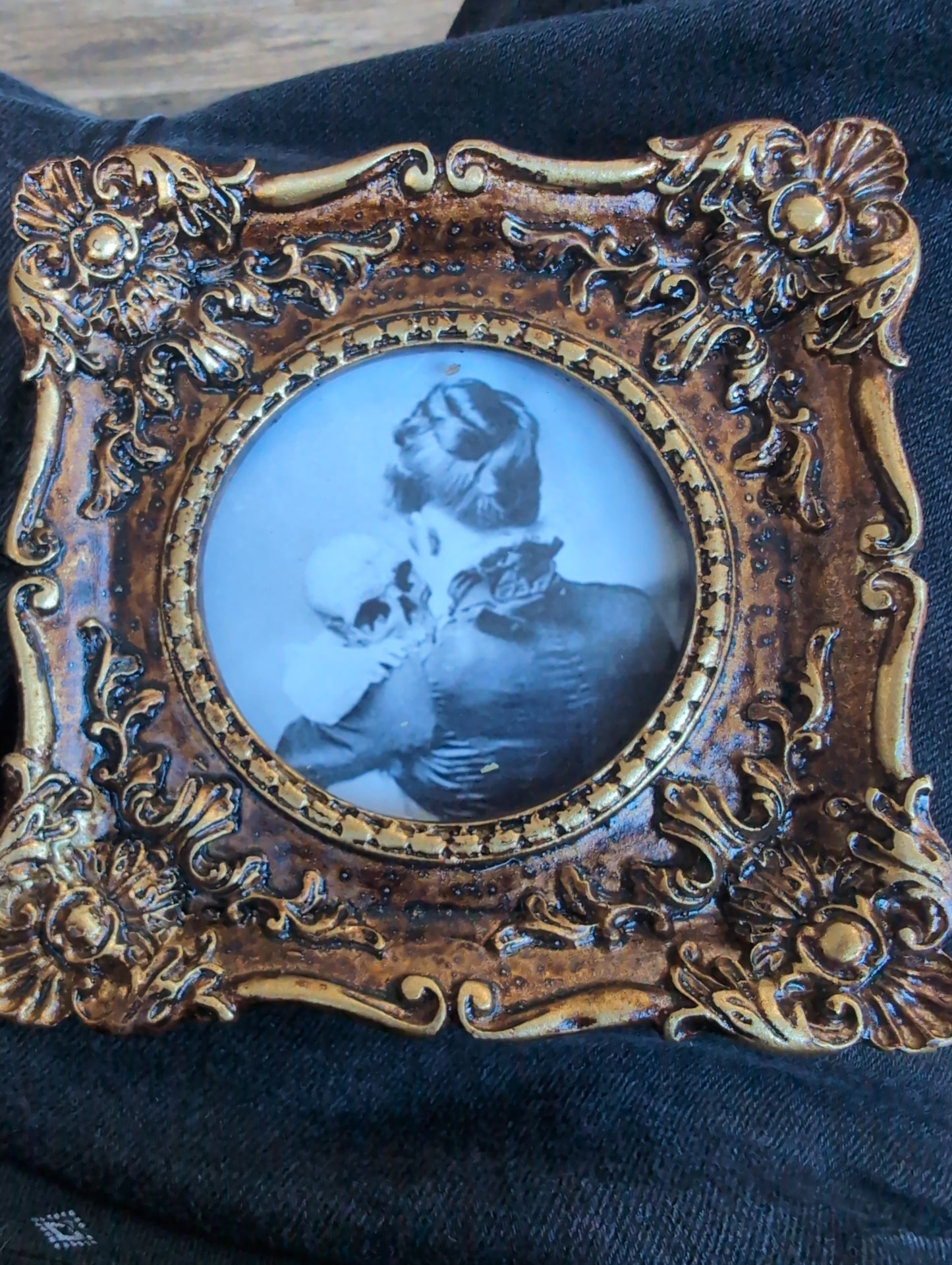 @FlynnandPhoenix lady with skull frame