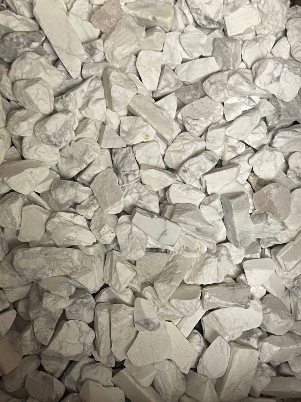 Howlite Chips Rough 1lb